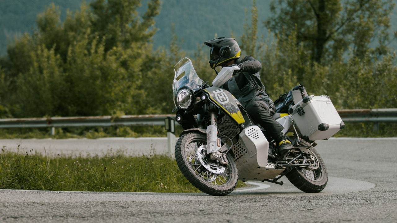 Husqvarna Norden 901 Expedition: Adventure media, soddisfazioni maxi (VIDEO)